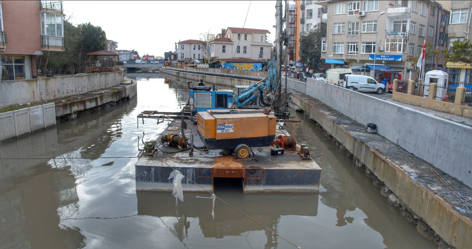 Navalcon ponton üzerinden çakma kazık uygulaması