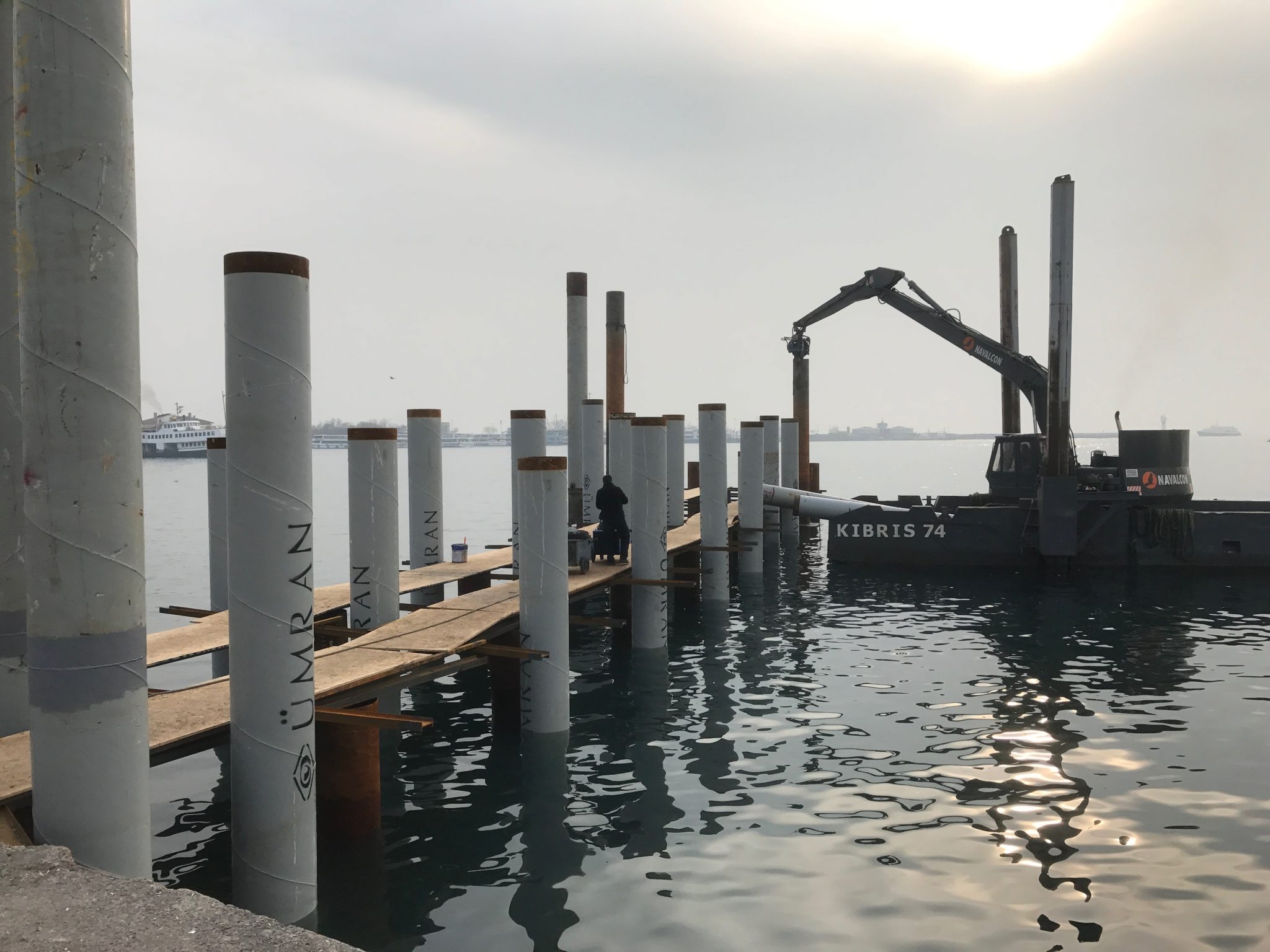 Denizde ponton üzerinden çakma kazık uygulaması